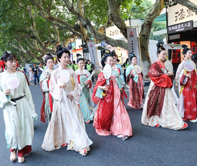 汉服经济井喷：2019年汉服市场规模超20亿元