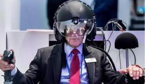 2019英国军警防务展 挖掘机,坦克,手电筒齐上阵 号称世界最大