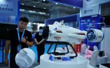 一个展会上,直升机无人机航拍机都亮相,我们进入飞行时代了?