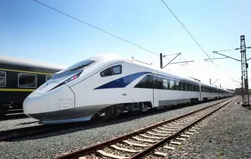 新疆铁路添“动”力 优质服务展精神